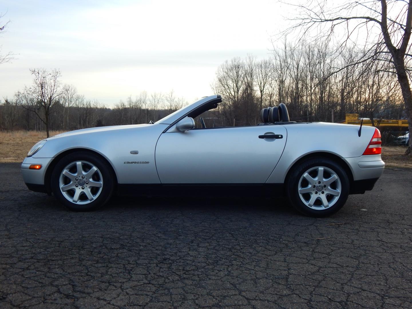 2000 Silver /Black Leather Mercedes-Benz SLK SLK230 (WDBKK47F2YF) with an 2.3L 4 cylinder supercharged engine, Automatic transmission, located at 6528 Lower York Road, New Hope, PA, 18938, (215) 862-9555, 40.358707, -74.977882 - Here we have a Mercedes SLK320 with a 2.3L 4 cylinder supercharged engine putting power to the rear wheels via an automatic transmission. Options include: black leather seats, power windows/locks/mirrors, Alpine head unit, heat/AC, tilt steering wheel, convertible hard top, cruise control, 16inch al - Photo#10